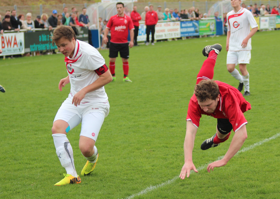 Rico Unser stoppt einen Eppinger Angreifer in höchster Not