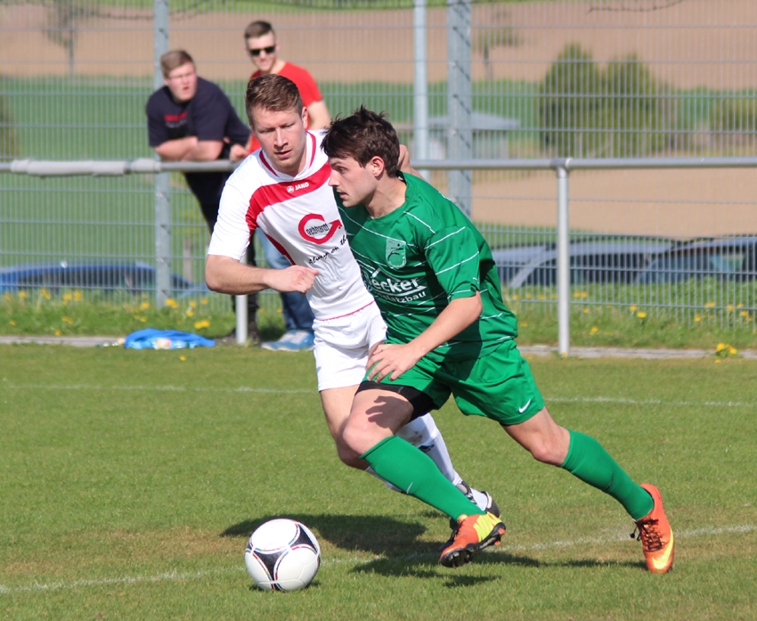 Rohrbachs Danilo Großmann im Duell mit einem Zuzenhäuser Gegenspieler