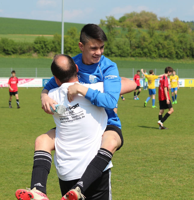 Freude nach dem Abpfiff bei Kambiz Khazai und Jürgen Bauer