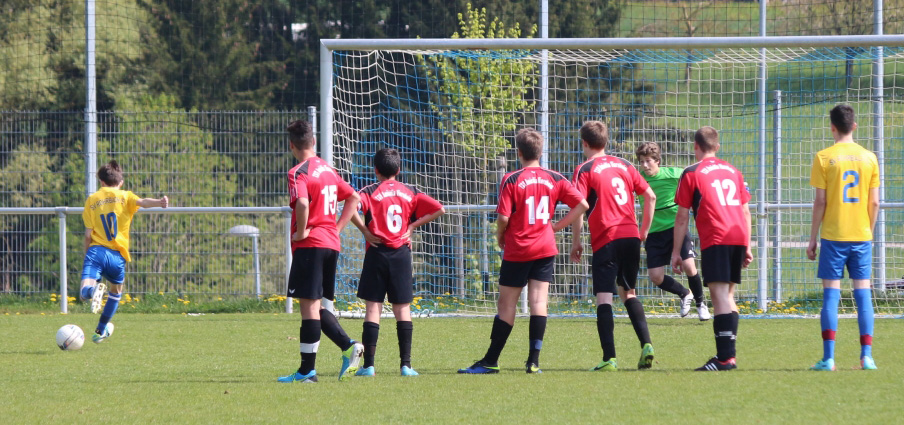 Dennis Bauer erzielt per Strafstoss den 3:3 Ausgleich kurz vor Spielende