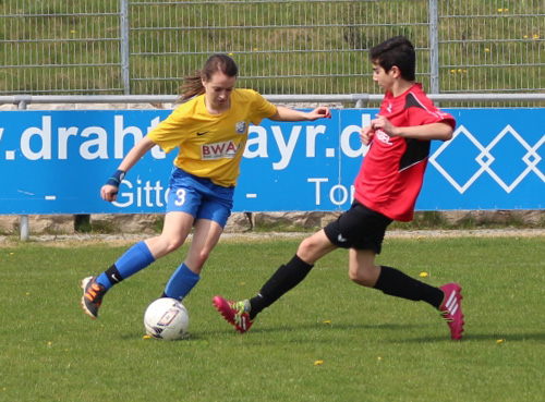 Jessica Bauer umspielt einen Viernheimer Gegenspieler