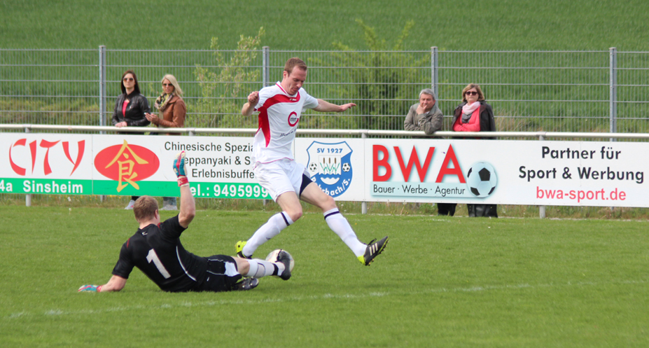 Eppingens Keeper Hauber rettet im letzten Moment vor dem Rohrbacher Angreifer