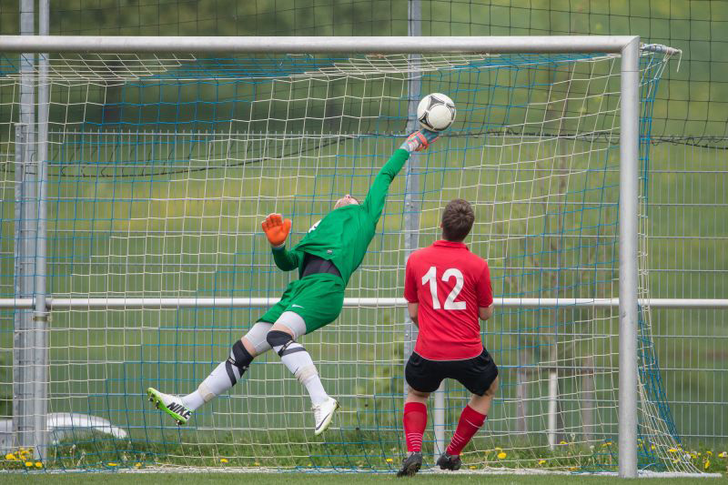 SV-Keeper Stefan Scholl streckt sich vergebens. Eppingen geht mit 1:0 in Führung