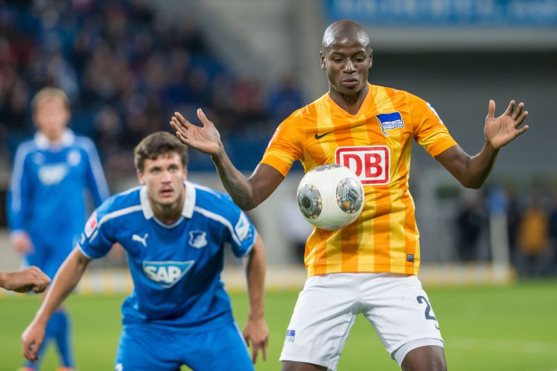 Gegen Hertha-Torjäger Adrián Ramos hatte zuletzt Tobias Strobl seine Mühen