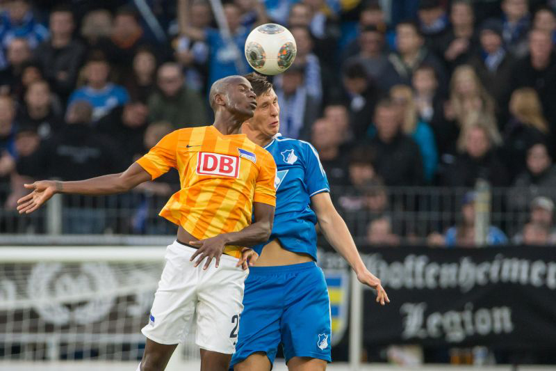 Niklas Süle beim Kopfballduell mit Ramos