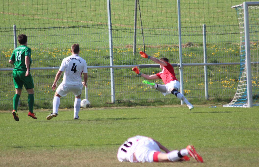 Mit einer Glanzparade verhindert Rohrbachs Keeper einen Zuzenhäuser Gegentreffer