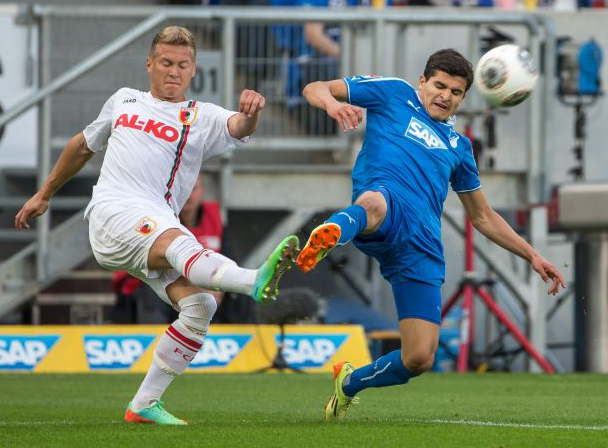 Tarik Elyounoussi (re.) mit vollem Einsatz