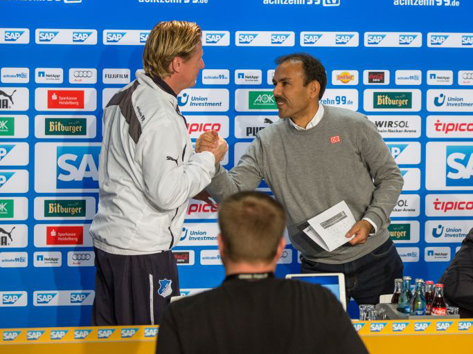 Markus Gisdol und Jos Luhukay bei der Verabschiedung nach dem Hinspiel in Sinsheim
