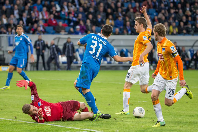 Kevin Volland scheitert an Torhüter Thomas Kraft
