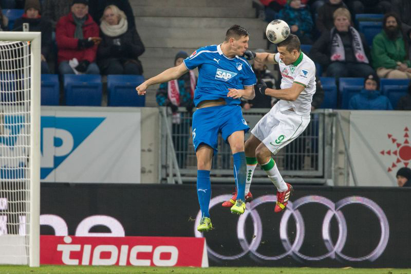 Niklas Süle beim Kopfballduell