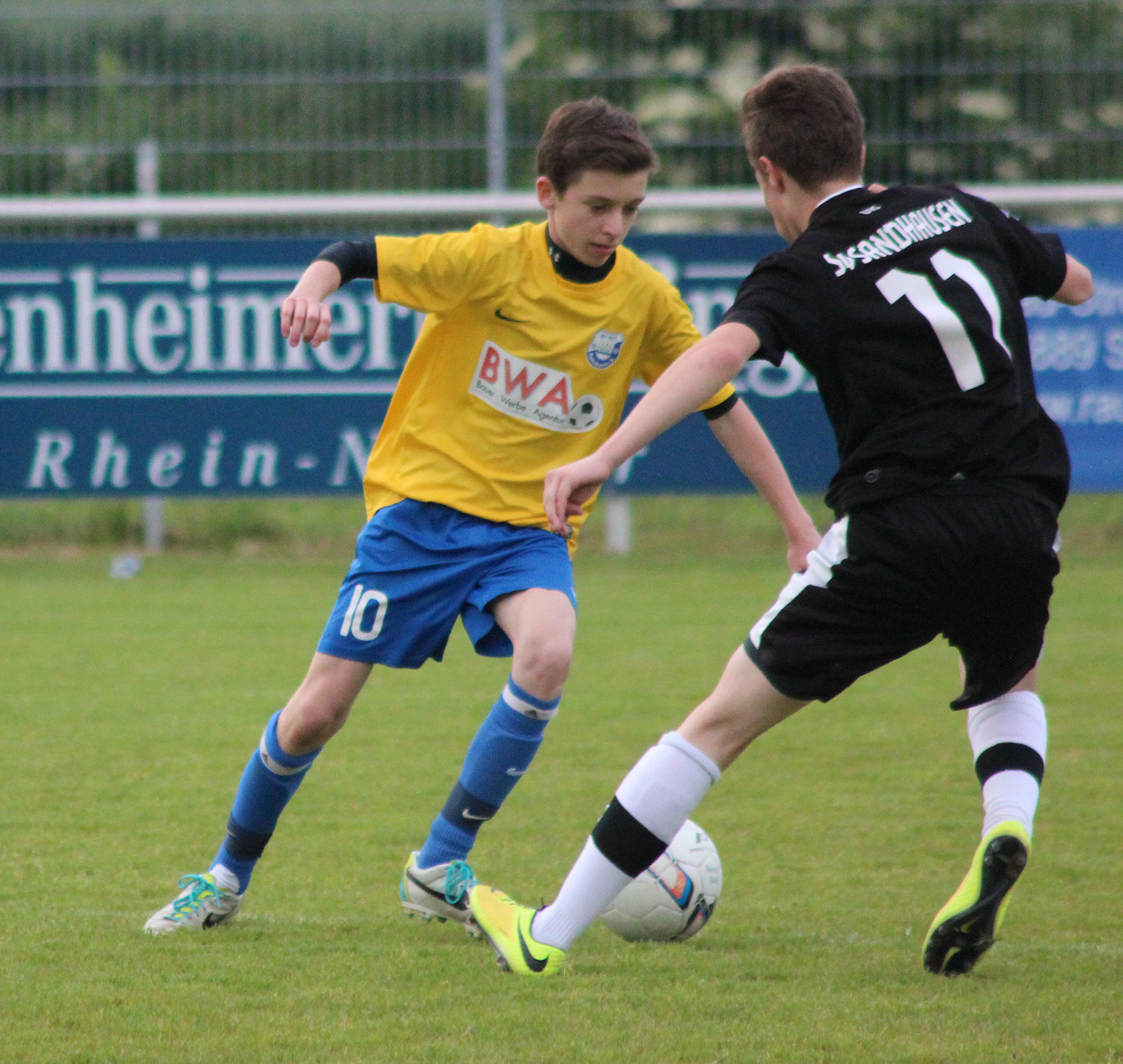 Dennis Bauer im Dribbling