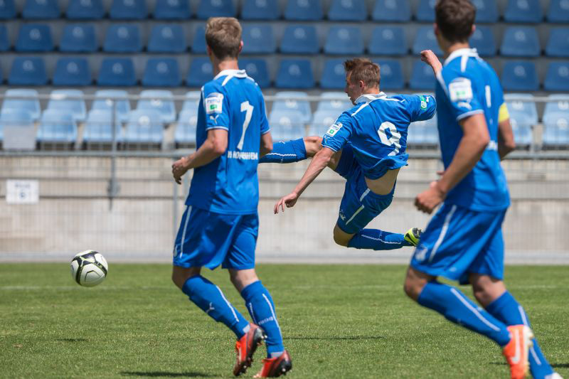 Felix Schröter mit einem Seitfallschuss