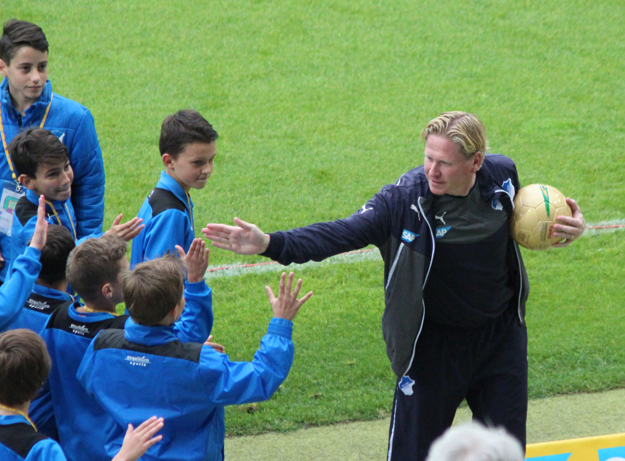 Markus Gisdols Dank an die Balljungen