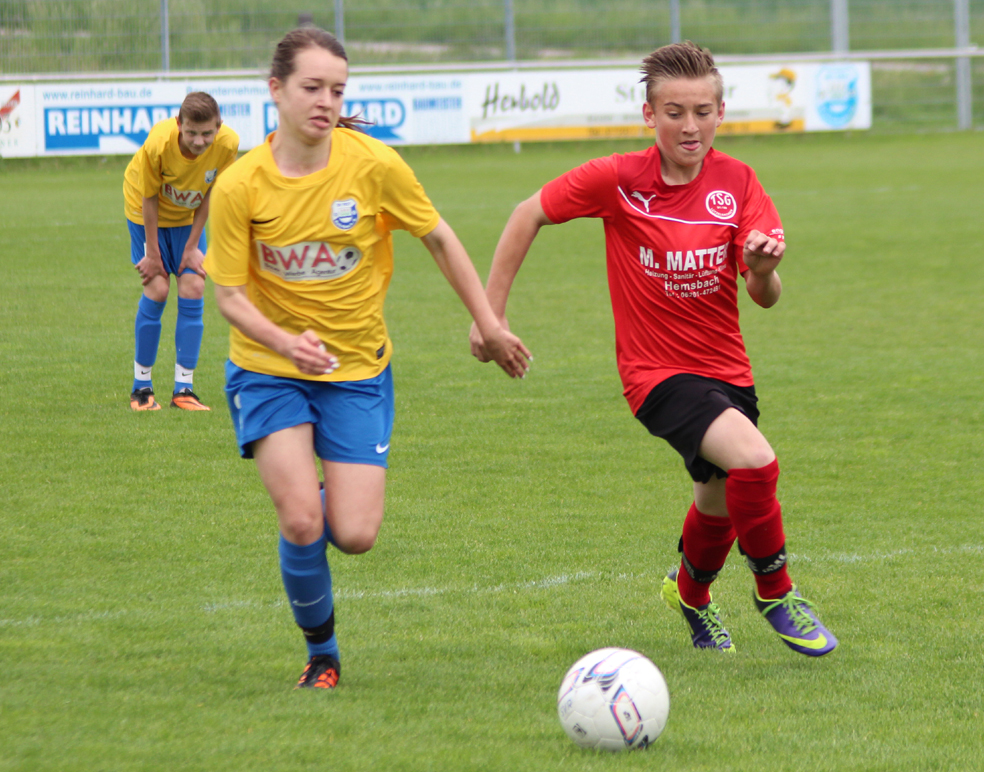 Jessica Bauer im Laufduell mit einem Gästespieler