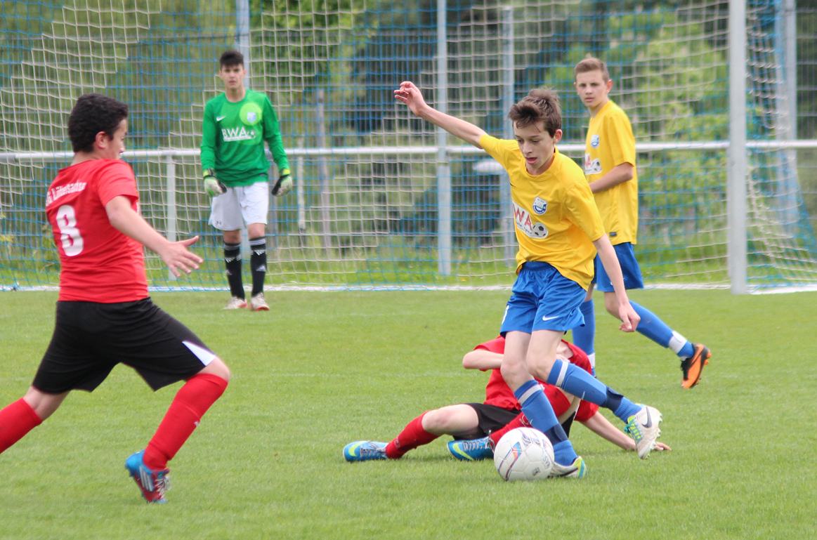 Dennis Bauer behauptet sich im Zweikampf