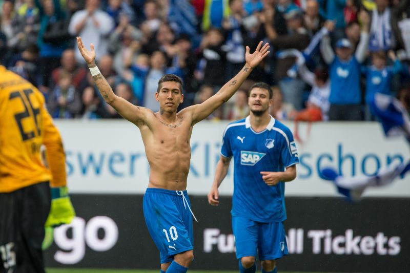 Firmino bejubelt mit blankem Oberkörper seinen Treffer zum 2:0