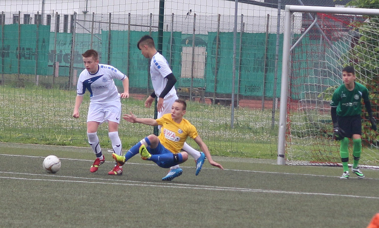 Moritz Klein wird an der Strafraumgrenze zu Fall gebracht.