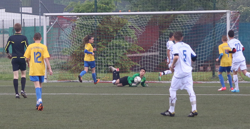 SV-Keeepr Kabiz Khazei parriert einen SG-Schuss