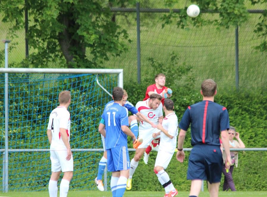 Stefan Scholl klärt per Faustabwehr