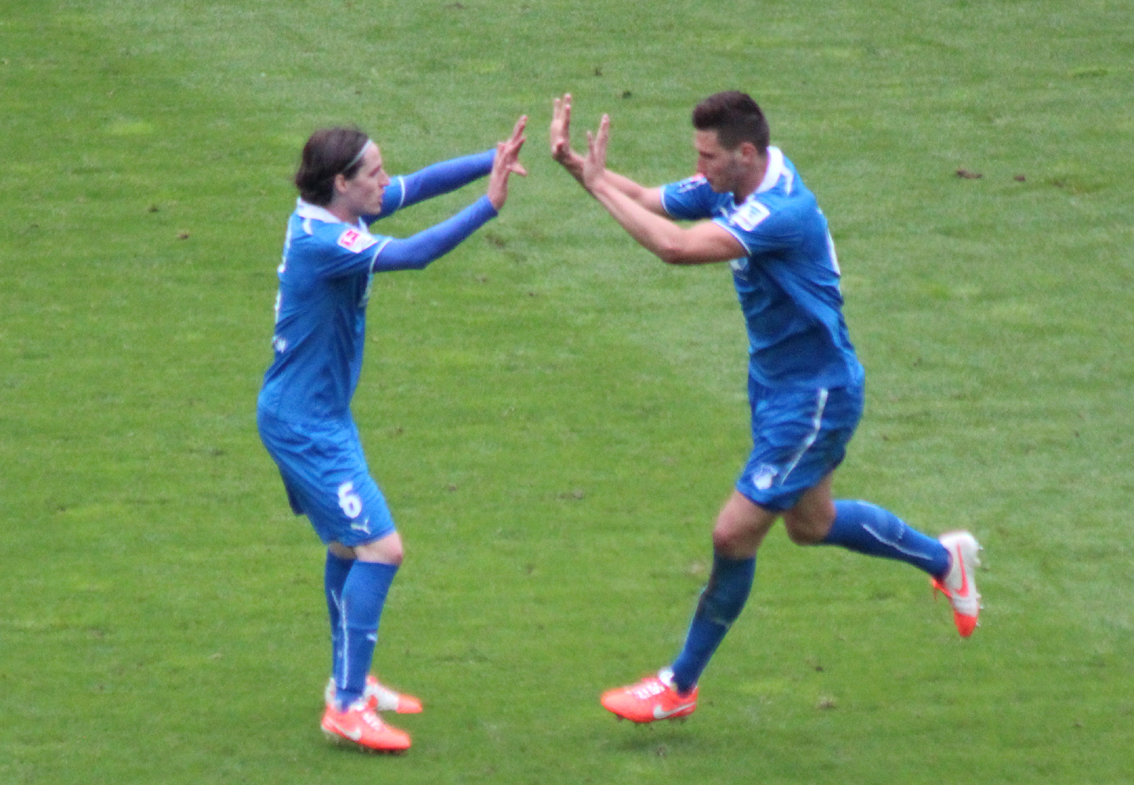 Niklas Süle freut sich mit Sebastian Rudy nach dem 2:3 Anschlusstreffer