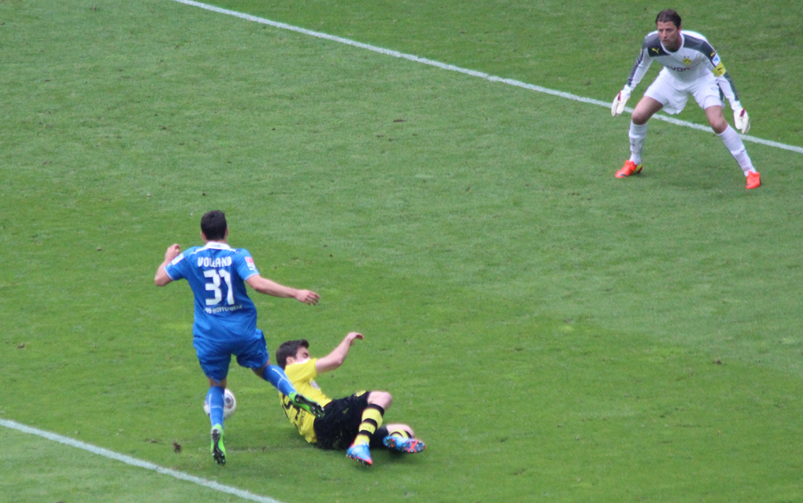 Kevin Volland wird im Dortmunder Strafraum Strafstosswürdig zu Fall gebracht