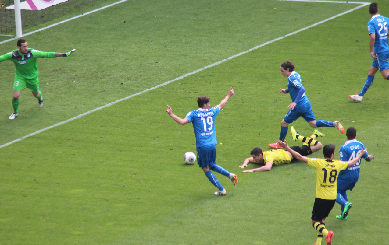 Schwalbe von Lewandowski im 1899-Strafraum