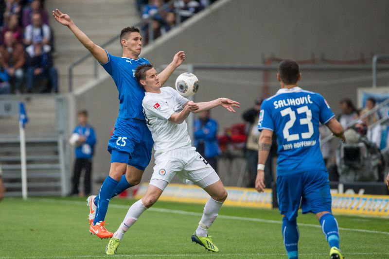 Niklas Süle (li.) im Luftkampf