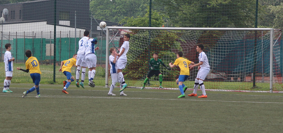 Der Ball geht über die Mauer ...