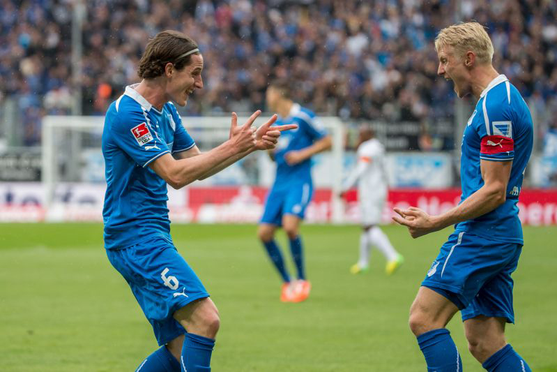 Sebastian Rudy (li.) freut sich mit Andy Beck über das erzielte Kopfballtor zum 1:0