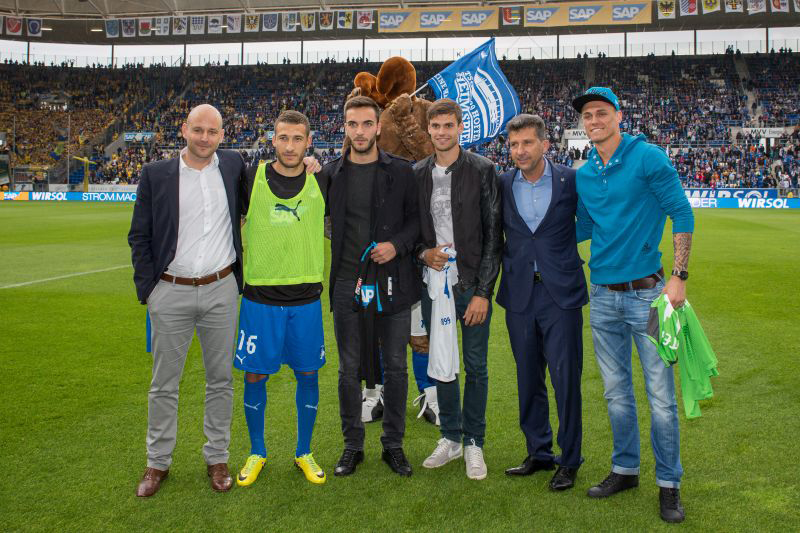 Verabschiedung am Spielfeldrand von Johnson, Karaman und Thesker