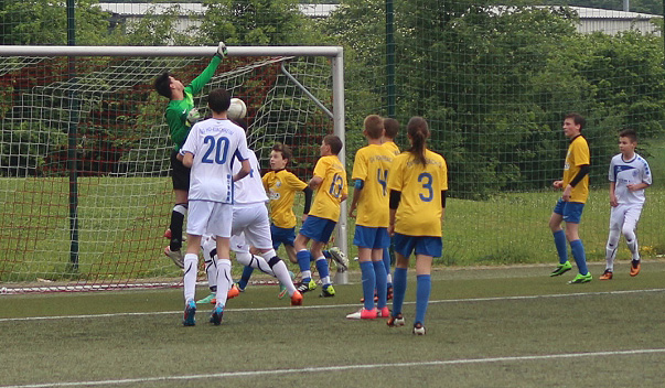Die Entscheidung. Ein SG-Freistoss senkt sich zum 3:2 ins lange Eck.