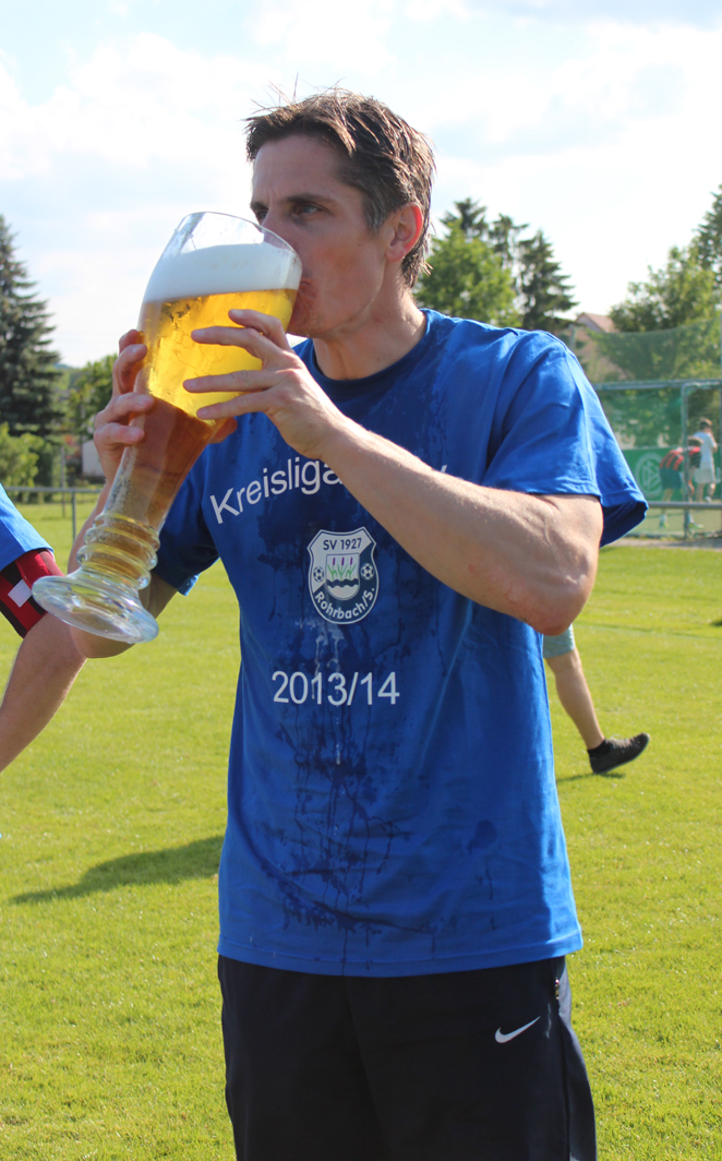 Trainer Joachim Heger gönnt sich einen kräftigen Schluck