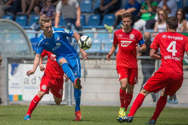 Joshua Mees setzt sich gegen zwei Walldörfer durch
