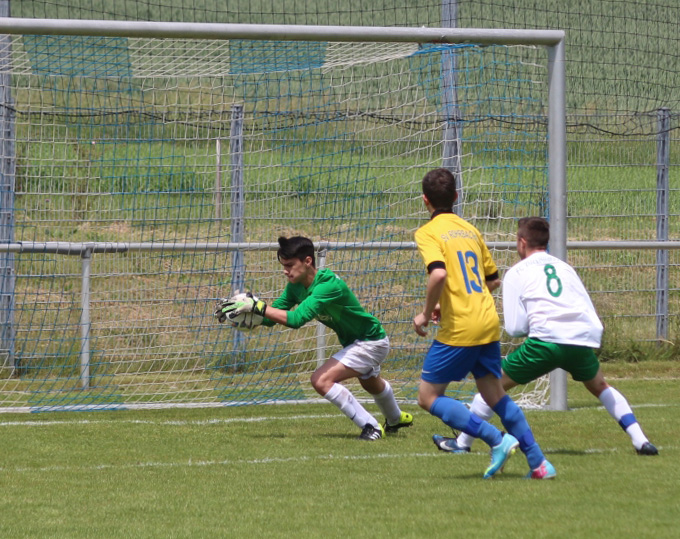 SV-Keeper Kambiz Khazei entschärft einen Zuzenhäuser Angriff