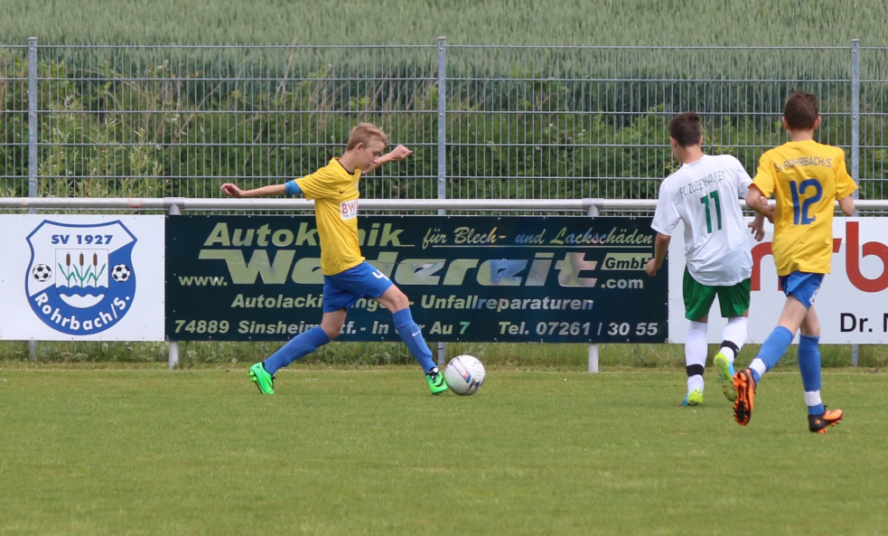 Luca Schinkmann leitet einen Rohrbacher Angriff ein