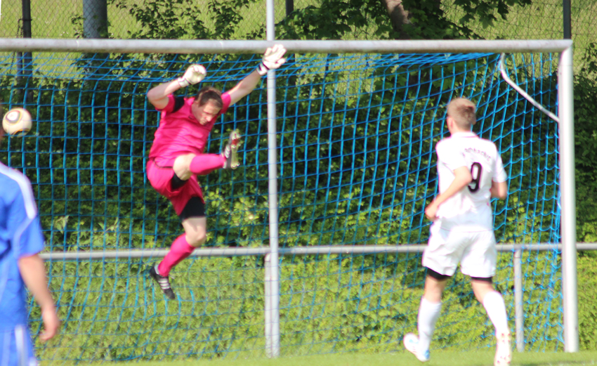 Jonas Scheurer erzielt mit einem gefühlvollen Lupfer über den Torwart das 2:0