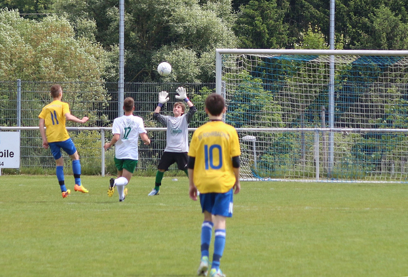 Moritz Klein mit einem Lupfer zum 4:1 Endstand
