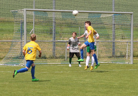 Phlipp Öhlers Kopfball streicht über die Querlatte
