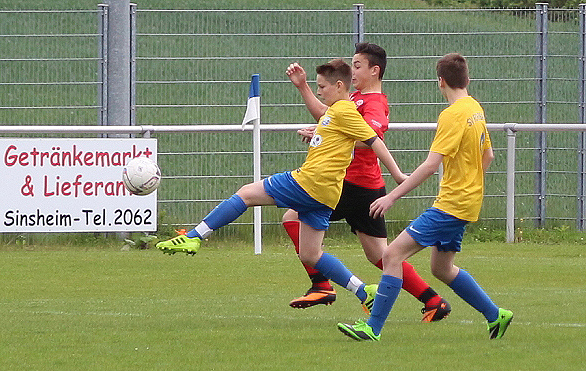 Nils Reißfelder kommt einen Schritt früher an den Ball