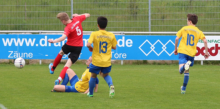 Mit vereinten Kräften klären Laura Schinkmann, Jan-Gabriel Dewald und Dennis Bauer gegen einen TSG-Angreifer