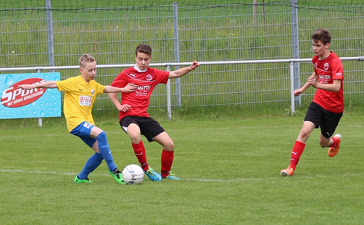 Timo Dörzbach im Zweikampf gegen zwei Lützelsachsener Gegenspieler