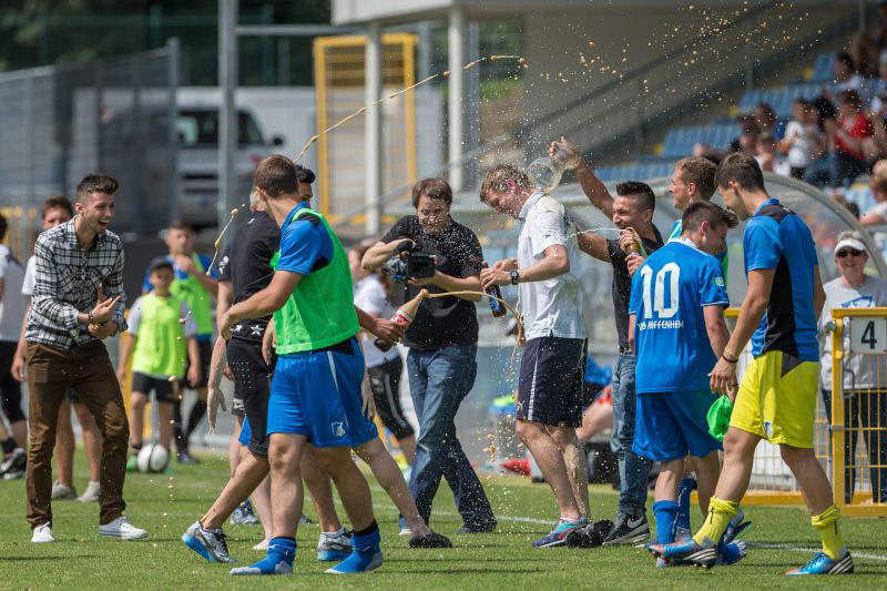 Reichlich Sekt wurde nach Spielende auf dem Rasen verspritzt