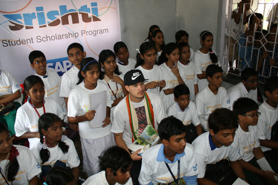 Tobias Strobl mit Schulklasse