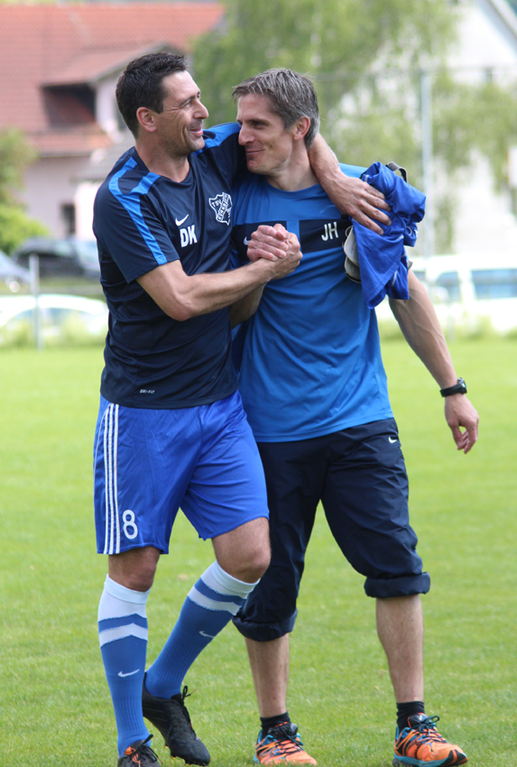 Kürnbachs Trainer Daniel Kreuzer (li.) gratuliert Joachim Heger zur Meisterschaft