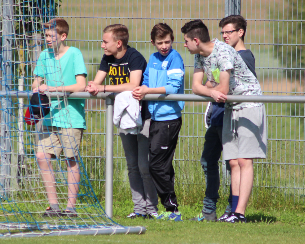 Gespannt verfolgen die C-Jugendlichen des SV die Partie