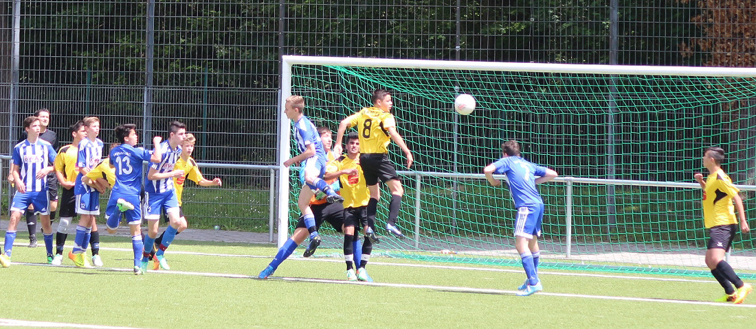 Cosimo Specchio (Nr.7) köpft freistehend vorbei