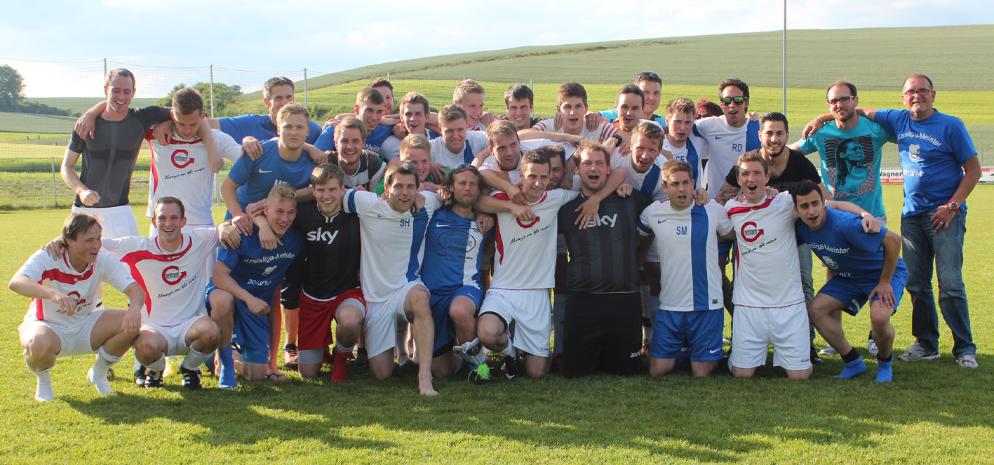 Gemeinsames Feiern der 1. und 2. Mannschaft auf dem Spielfeld
