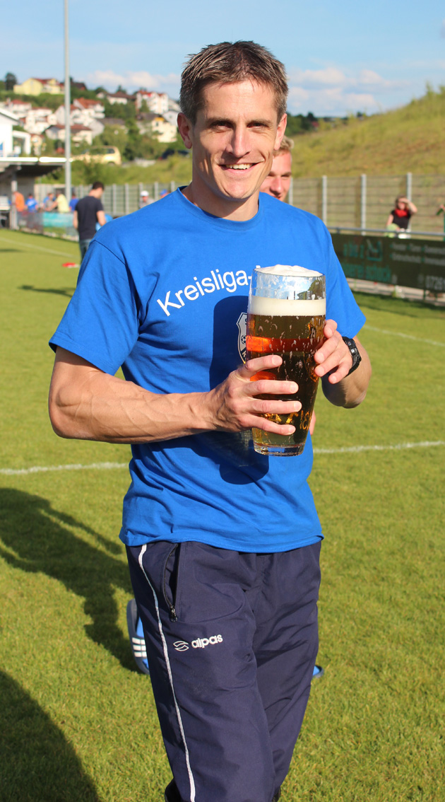SV-Coach Joachim Heger nach dem letzten Pflichtspiel in Feierlaune