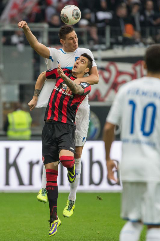 Joselu im Kopfballduell mit Niklas Süle