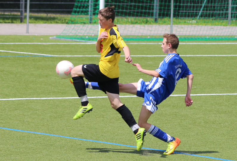 Josia Kuhr (re.) versucht sich im Mittelfeld zu behaupten